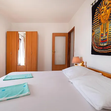 Apartament Front In *